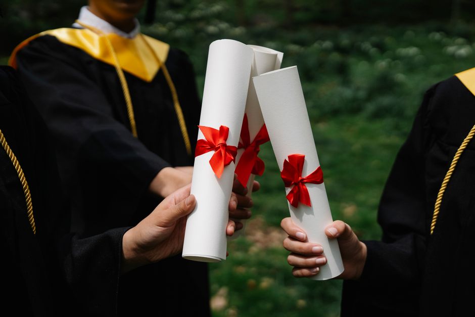 Traducción certificada de diploma para estudiar en EE. UU.: qué piden las universidades — foto de George Pak en Pexels